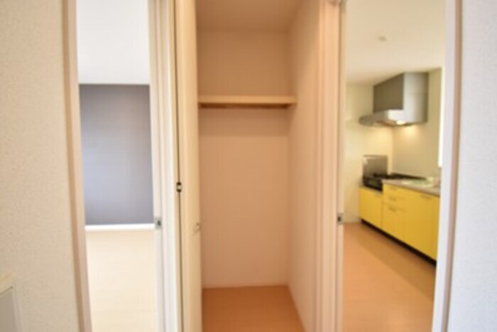物件内観写真18　(物入（廊下）)
