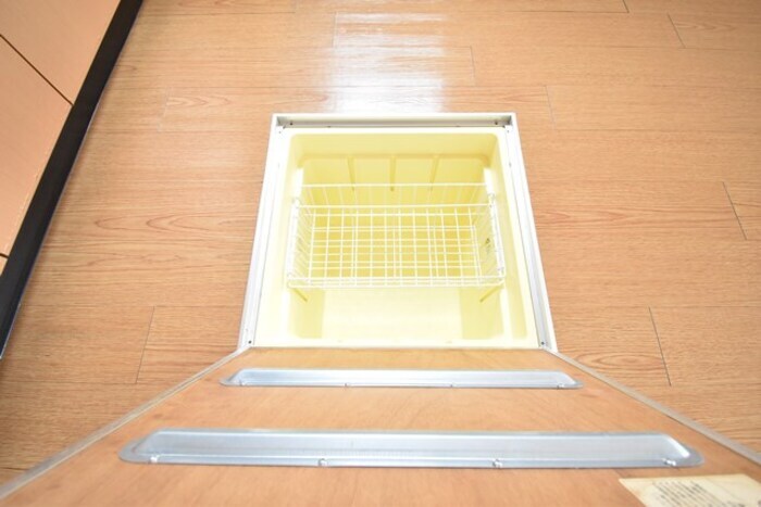 物件内観写真16　(床下収納)