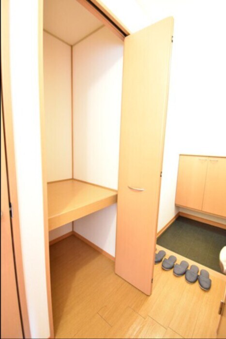 物件内観写真18　(物入)