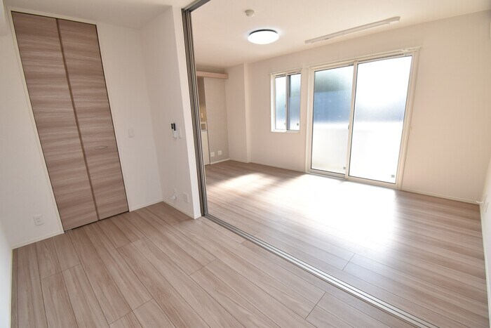 物件内観写真9　(洋室４帖～ＬＤＫ１２．２帖)