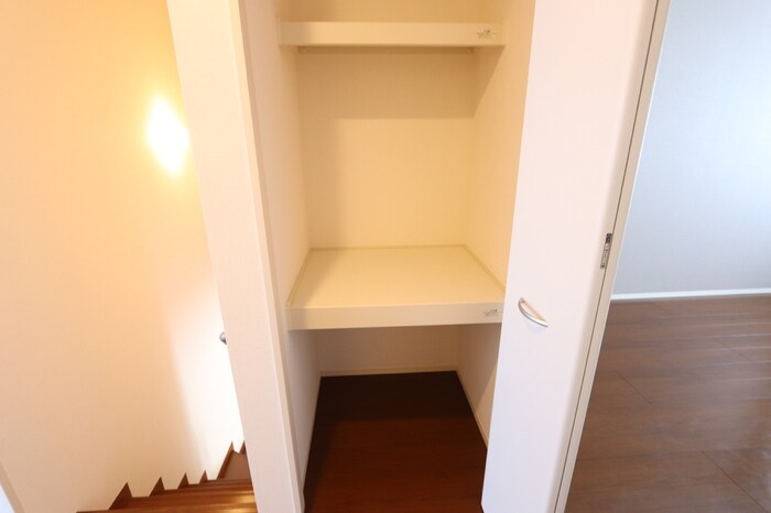 物件内観写真10　(廊下物入)