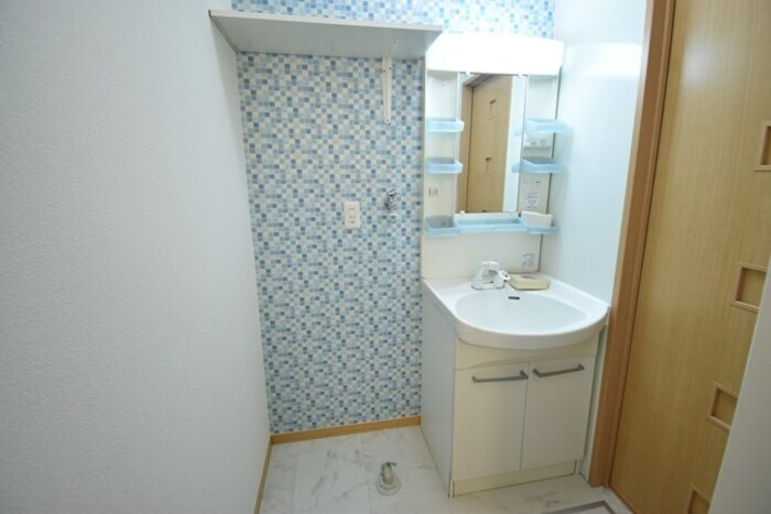 物件内観写真5　(室内洗濯機置場～洗髪洗面化粧台)