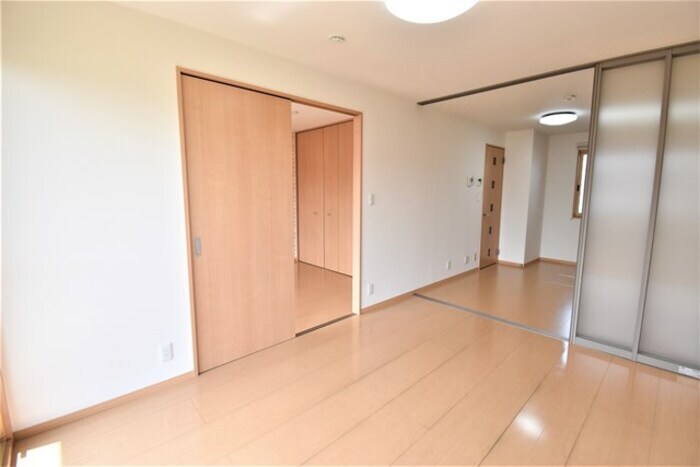 物件内観写真13　(洋室６帖（東側）～ＤＫ６帖)