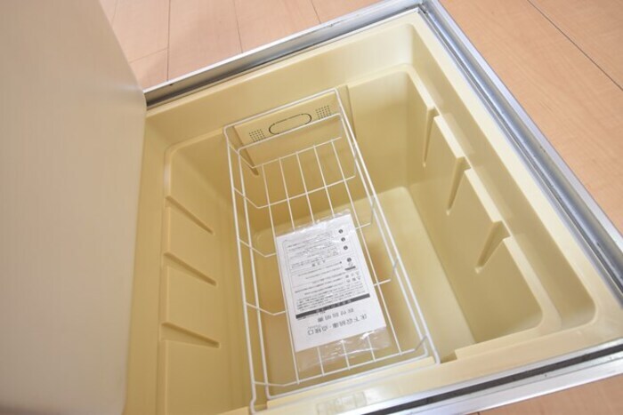 物件内観写真15　(床下収納)