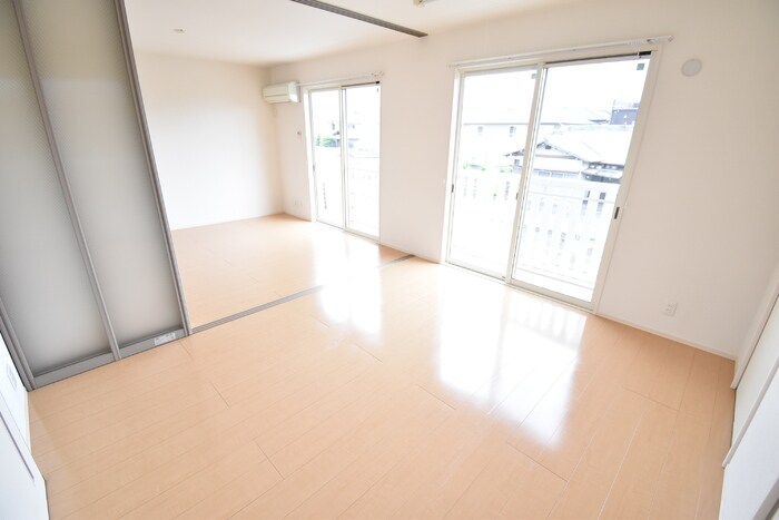 物件内観写真7　(洋室７帖～ＬＤＫ１３．２帖)