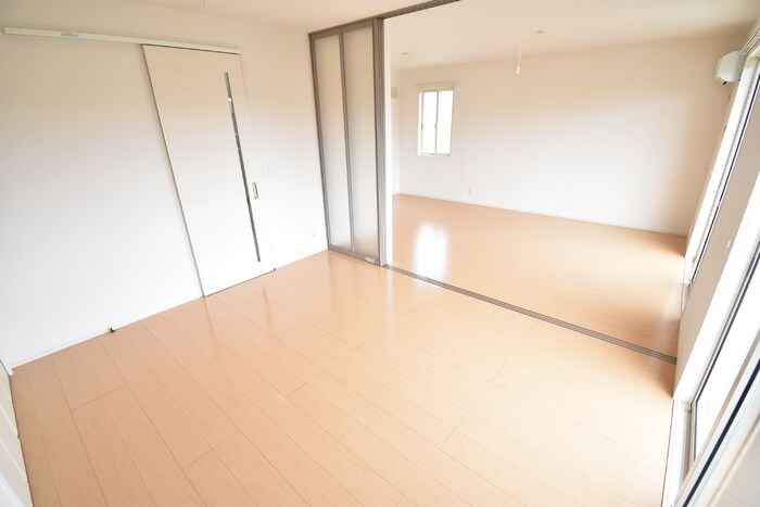 物件内観写真8　(洋室７帖～ＬＤＫ１３．２帖)