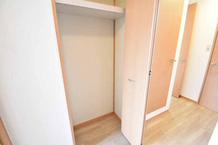 物件内観写真16　(物入（廊下）)