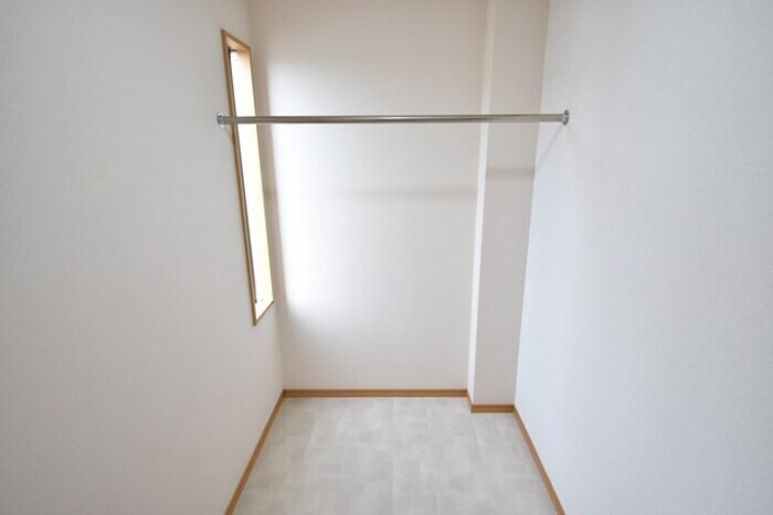 物件内観写真12　(サービスルーム２．４帖)