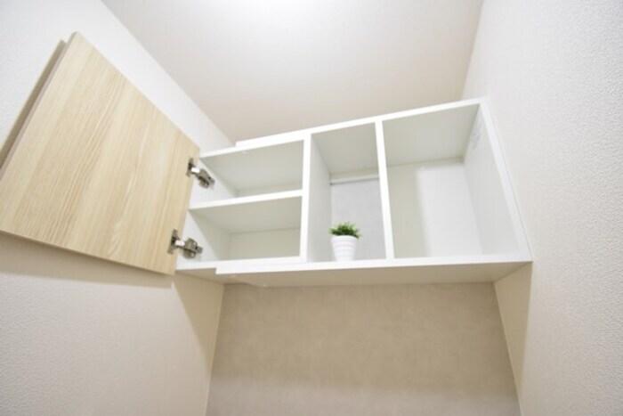 物件内観写真18　(収納棚（トイレ）)