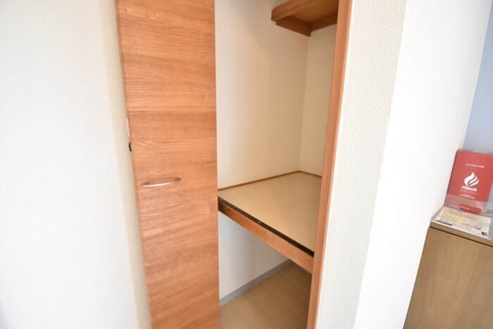 物件内観写真17　(物入（廊下）)