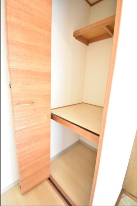 物件内観写真18　(物入（廊下）)