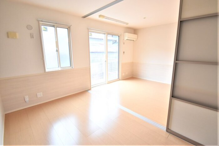 物件内観写真7　(洋室４．９帖～ＬＤＫ１１．８帖)