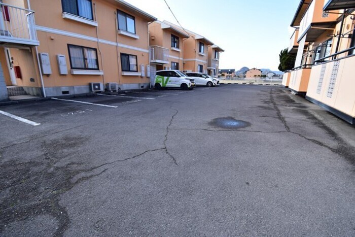 物件外観写真2　(駐車場)