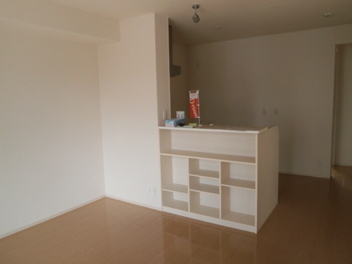 物件内観写真12　(対面カウンター収納)