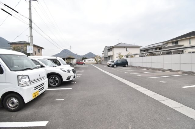 物件外観写真2　(駐車場)