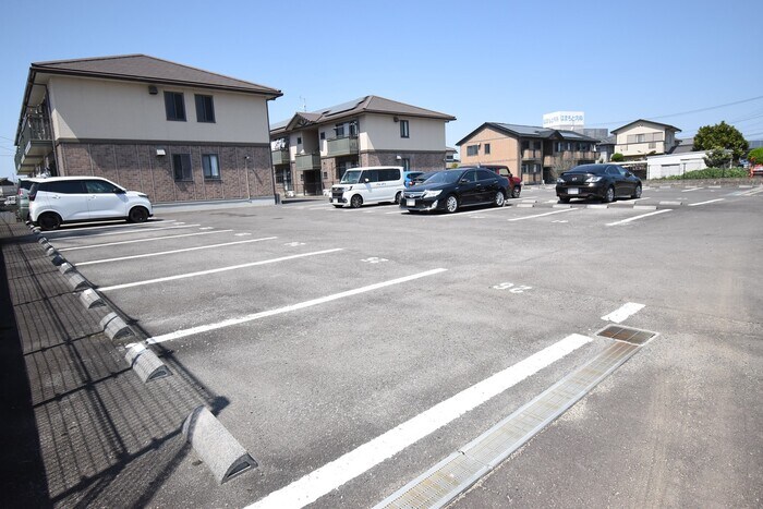 物件外観写真2　(駐車場)
