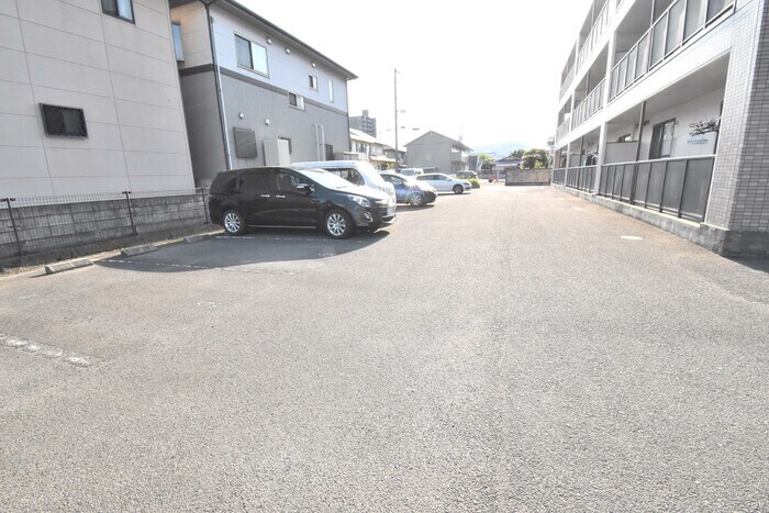 物件外観写真2　(駐車場)