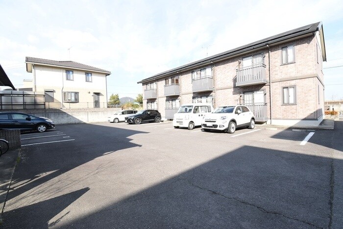 物件外観写真2　(駐車場)