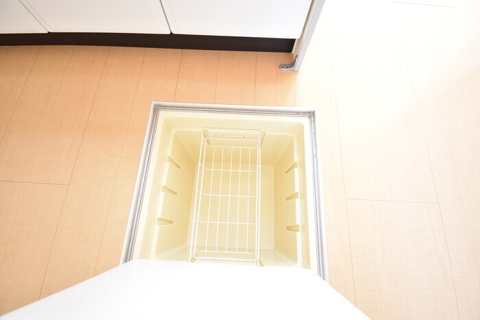 物件内観写真11　(床下収納)