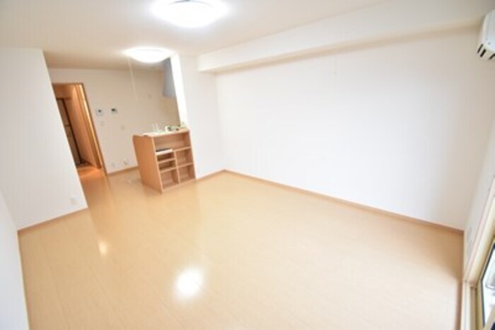 物件内観写真5　(洋室１３帖)