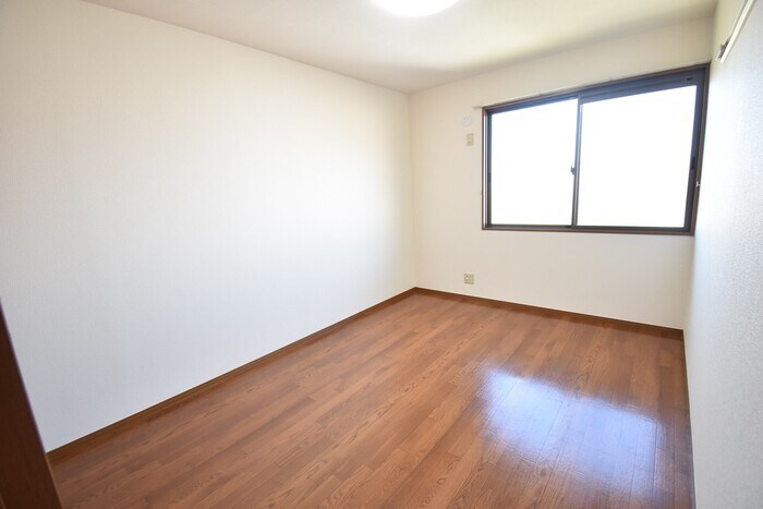 物件内観写真9　(洋室6帖)