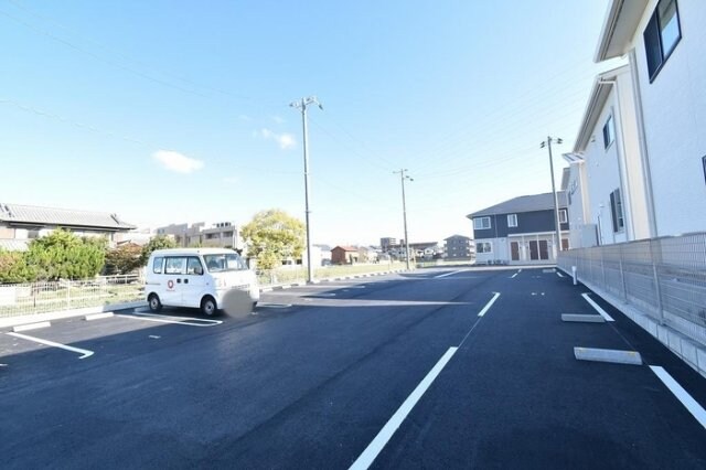 物件外観写真2　(駐車場)