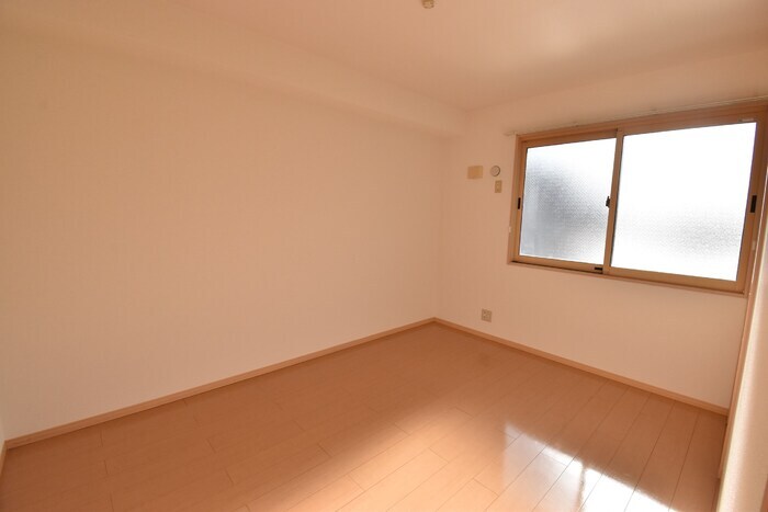 物件内観写真10　(南西洋室６帖)