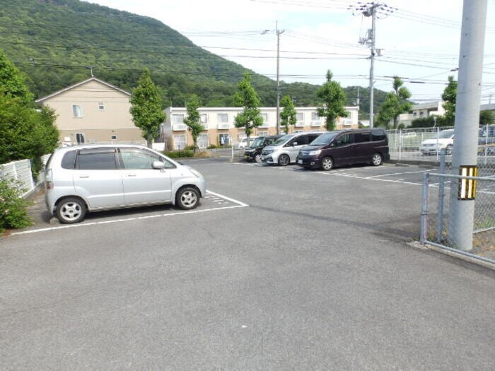 物件外観写真3　(駐車場)