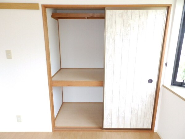 洋室(東洋室物入れ)