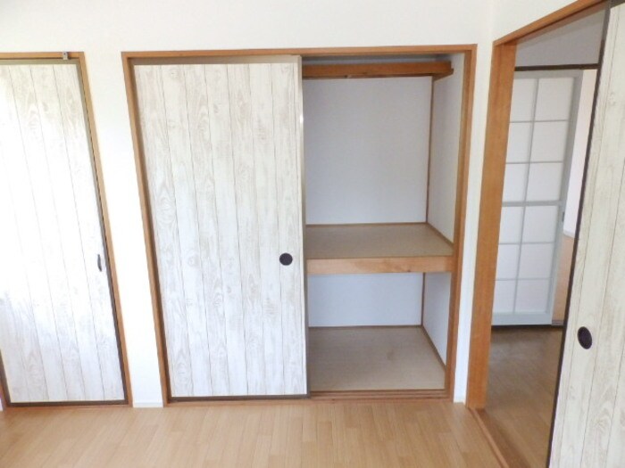 物件内観写真14　(北東洋室物入れ)