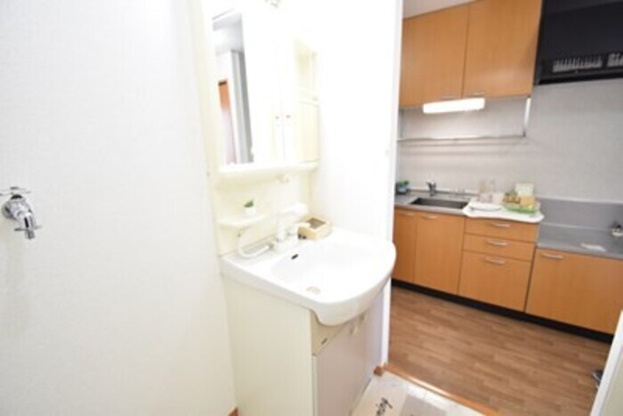 物件内観写真11　(洗髪洗面化粧台～キッチン)