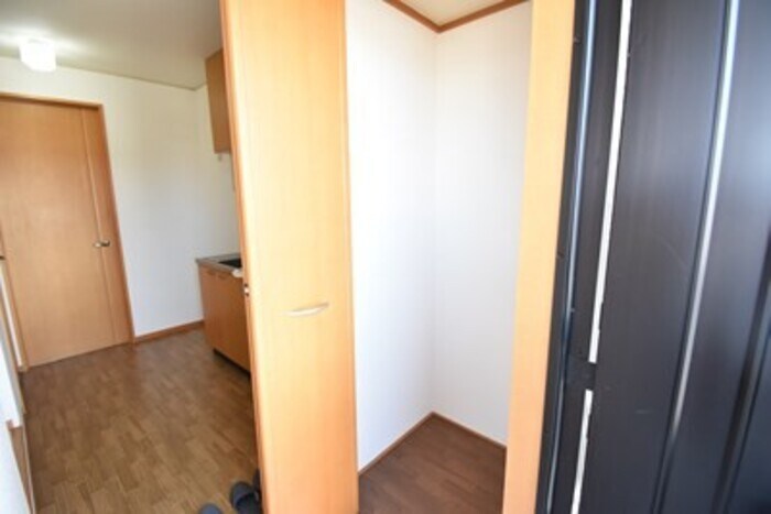 物件内観写真15　(物入（玄関）)