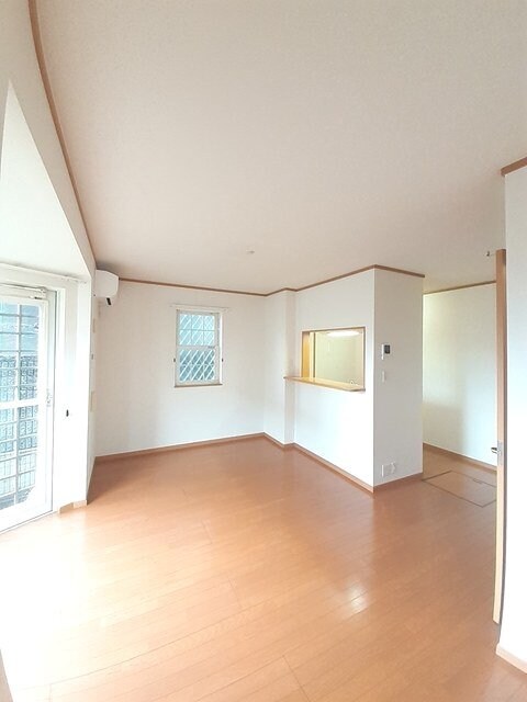 物件内観写真8　(居室・リビング)