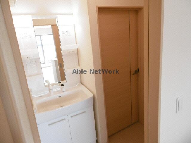 物件内観写真12　(洗面台（シャワー付）)