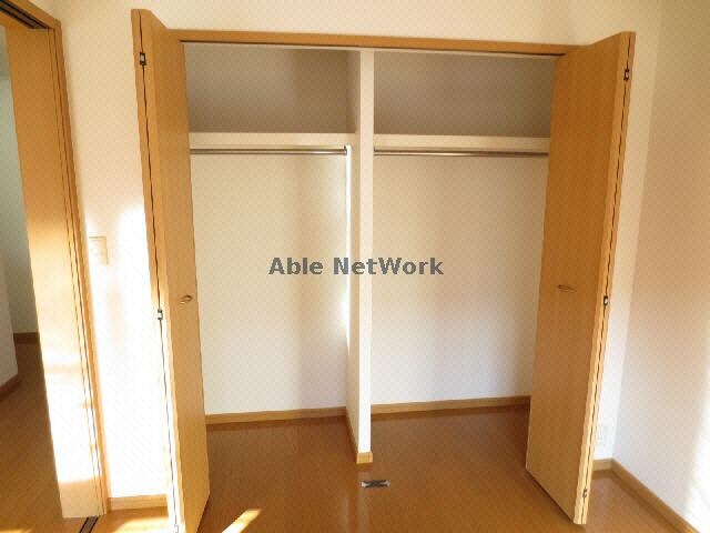 物件内観写真12　(洋室収納)