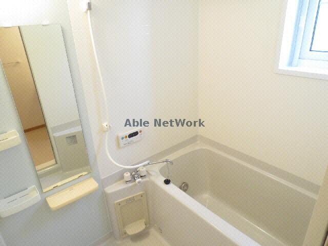 物件内観写真14　(浴室窓付き)