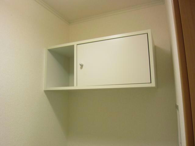 物件内観写真19　(トイレ上部に収納)