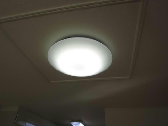 物件内観写真28　(リビング照明あります)