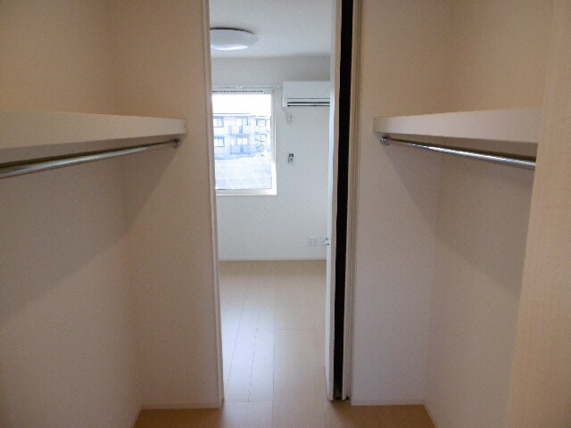 物件内観写真13　(ｳｫｰｸｲﾝｸﾛｰｾﾞｯﾄ)