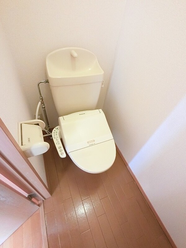 トイレ(温水洗浄暖房便座なので冬でも便座が暖かく快適です。)