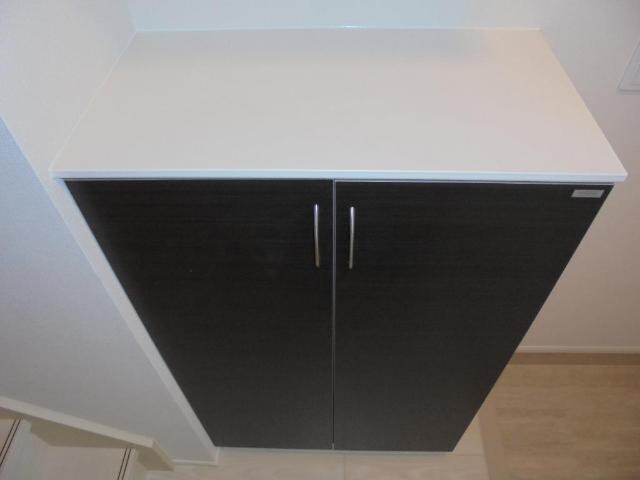 物件内観写真8　(玄関収納)