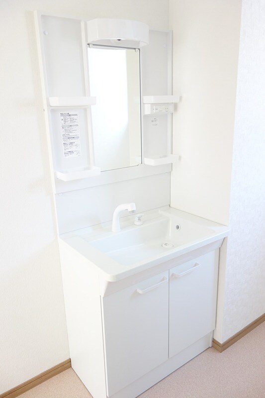 物件内観写真9　(シャワー付き洗面化粧台)