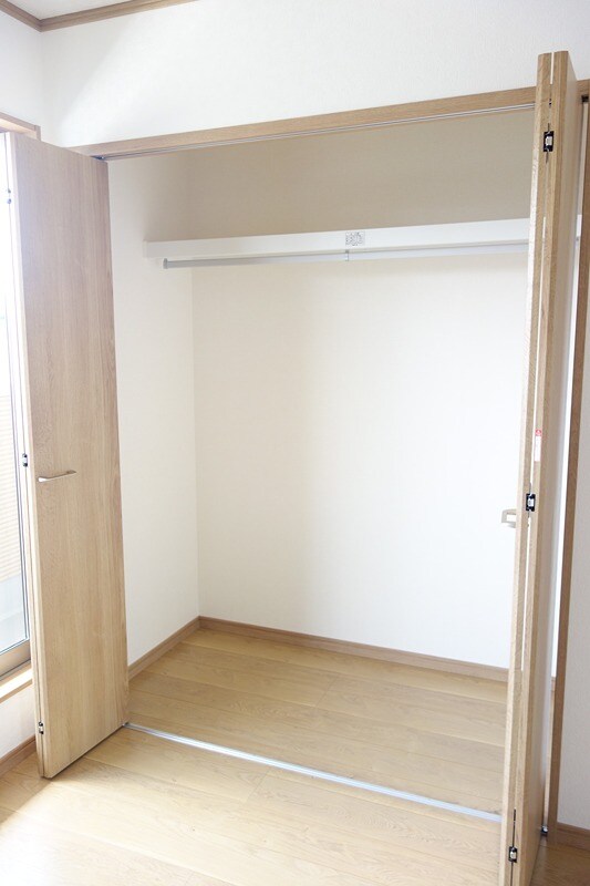 物件内観写真19　(２階　南西洋室収納)