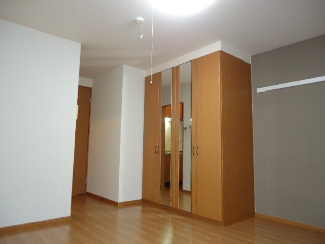 物件内観写真16　(洋室収納)