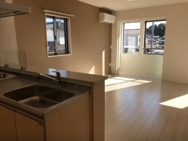 物件内観写真4　(リビング)