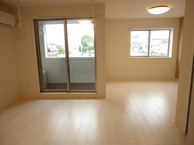 物件内観写真4　(リビング)