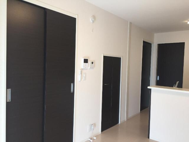 物件内観写真10　(リビング収納)