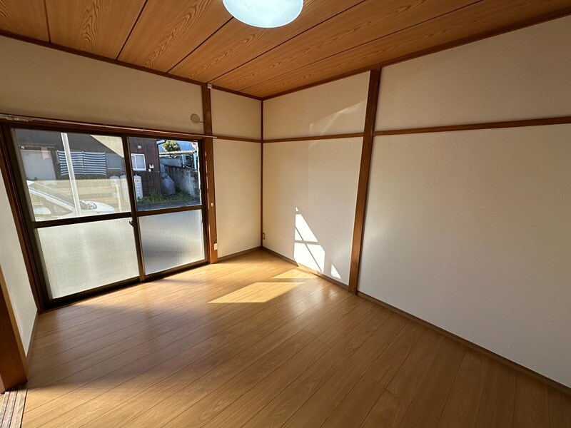 物件内観写真6　(南西側洋室)