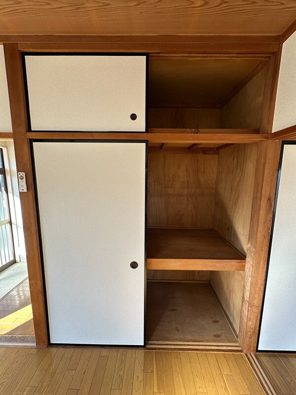 物件内観写真9　(南東側洋室収納)