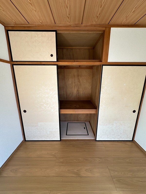 物件内観写真15　(南西側洋室収納)